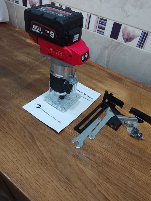 Freza pentru canturi Milwaukee cu o baterie de 6A Nou