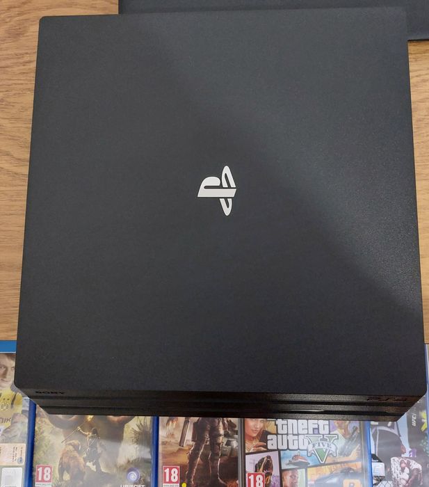 PlayStation 4 Pro 1TB + 2 controllere + 5 jocuri