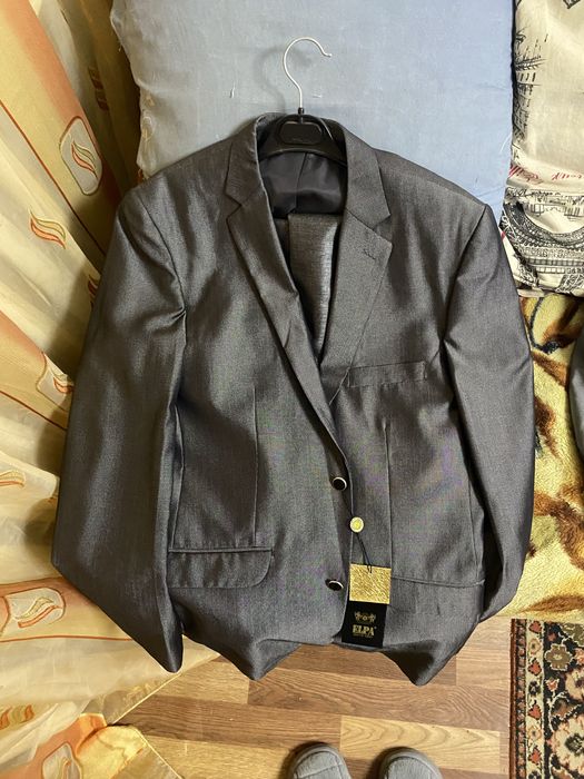 Продам костюмы 44 и 56 размера