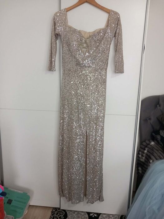 Официална рокля.