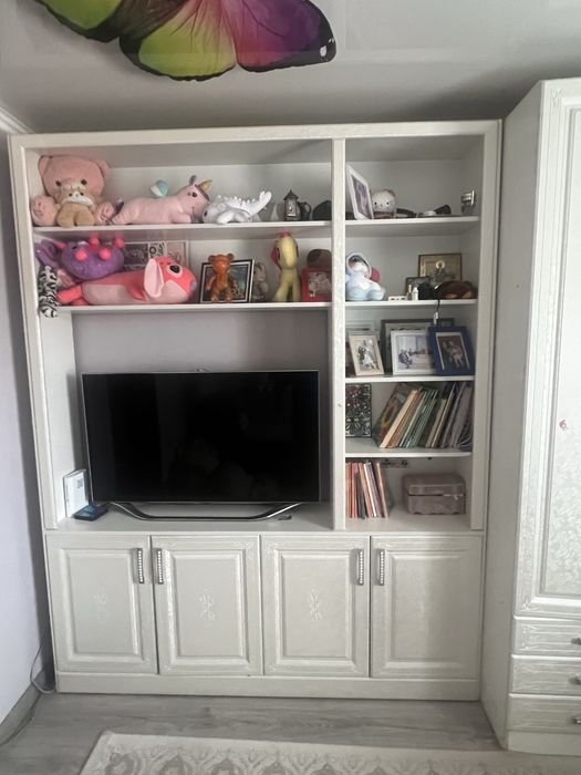 Стенка,шкаф и стол