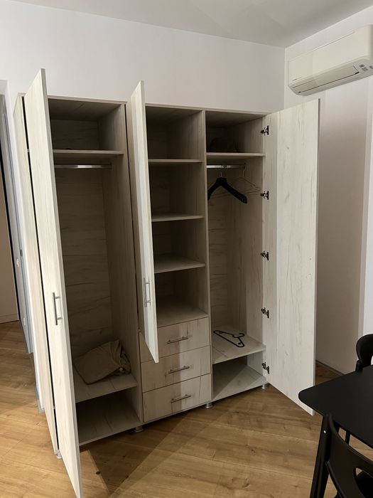 Dulap haine mare, 3 uși, cu sertare – stare foarte bună (Dedeman