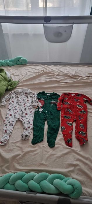 9-12 luni .3 Pijama si 1 body bebe cu motive de Crăciun
