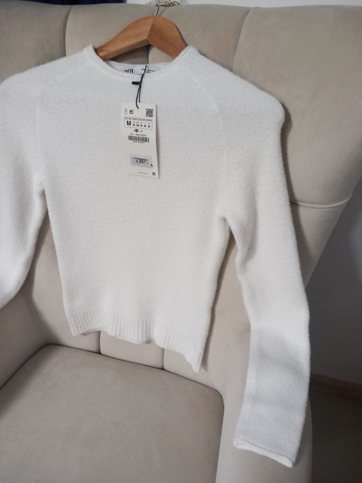 Pulover tricotat pufos alb măsură M potrivit pentru S