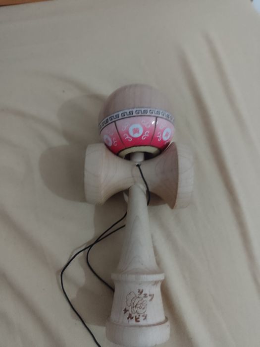 Kendama sol semnată de bisoi noua