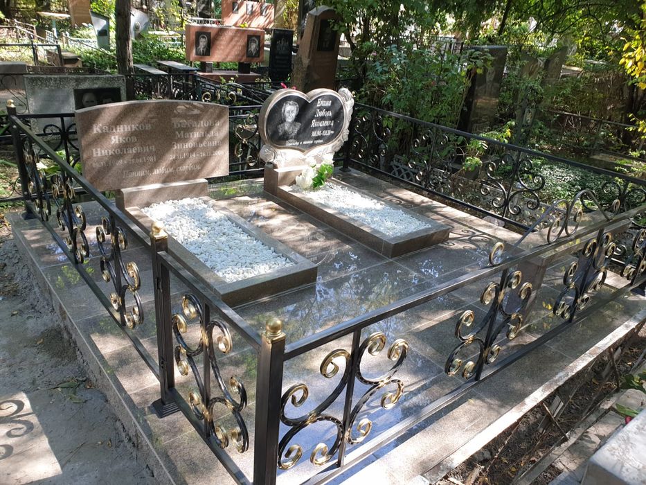 Памятники оградки таблички