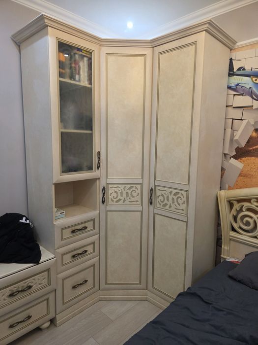 Продам угловой шкаф в комплекте