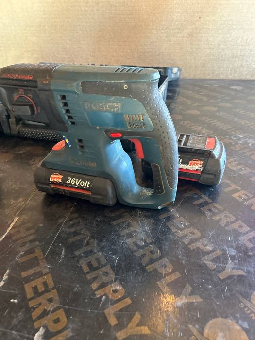 Перфоратор на БОШ BOSCH на литеви батерия перфектно състояние