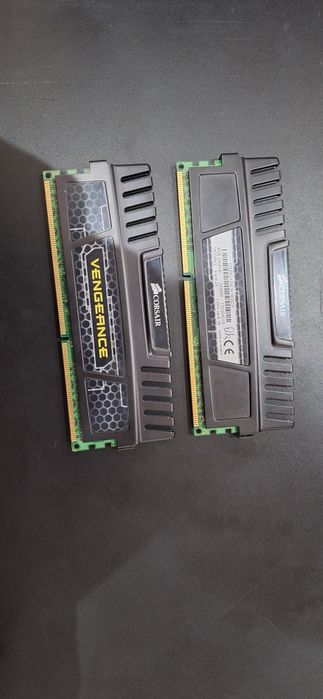 Set 2 placute 8 gb ram corsair ddr3