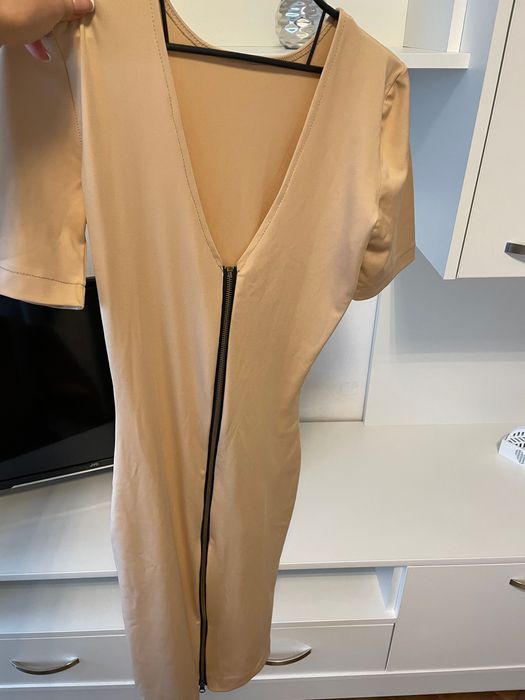 Рокли в бежово и червено