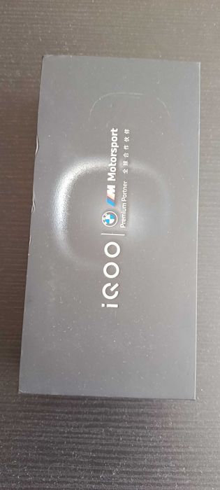 Продавам геймърски смартфон iQOO 13, черен (Alpha), 16GB/256GB, като нов с гаранция, бяло зарядно и USB-A - USB-Type C кабел