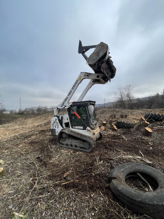 Почистване на парцели верижен бобкат мулчер шредер