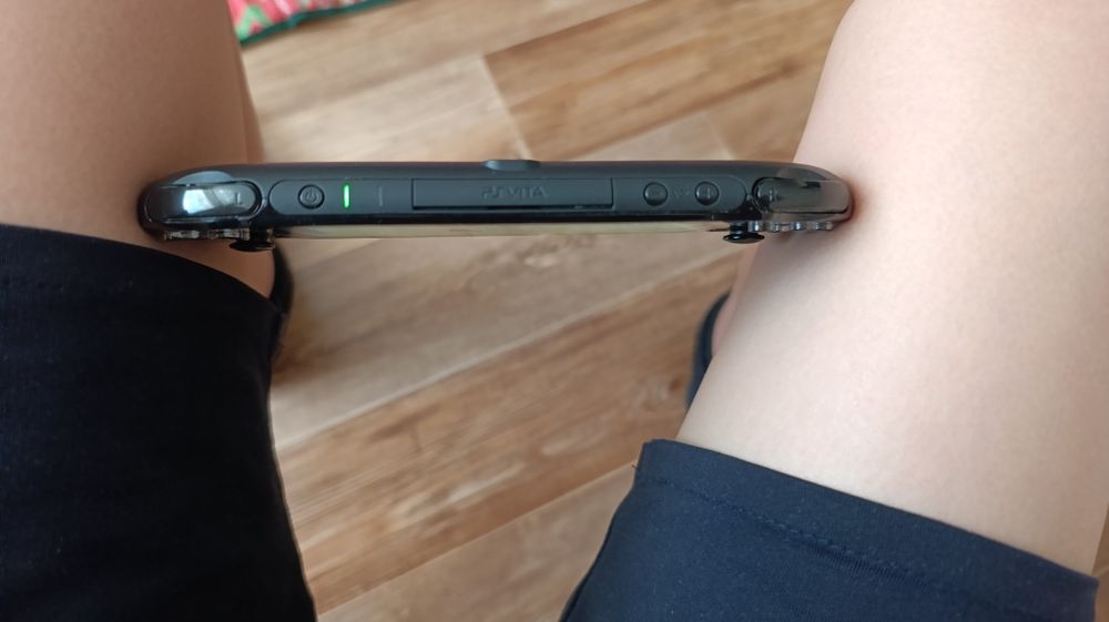 Игравая приставка psvita