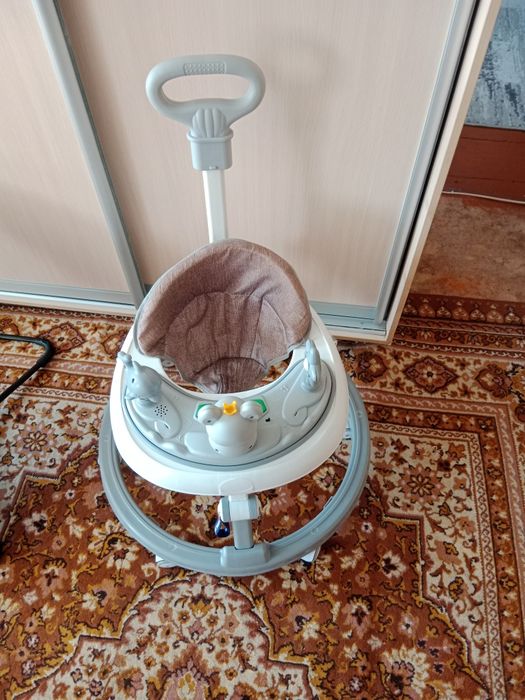 Продам шезлонг . ходунки
