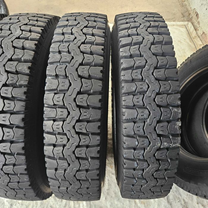 2 броя Тежкотоварни гуми 10R22.5 Pirelli TH25 144/142M M+S