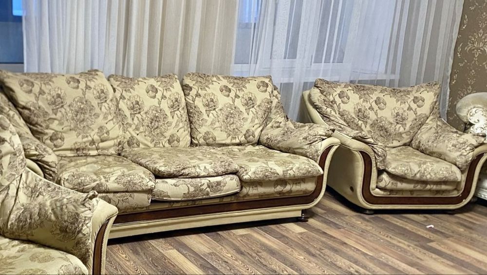 Продам диван с двумя креслами.