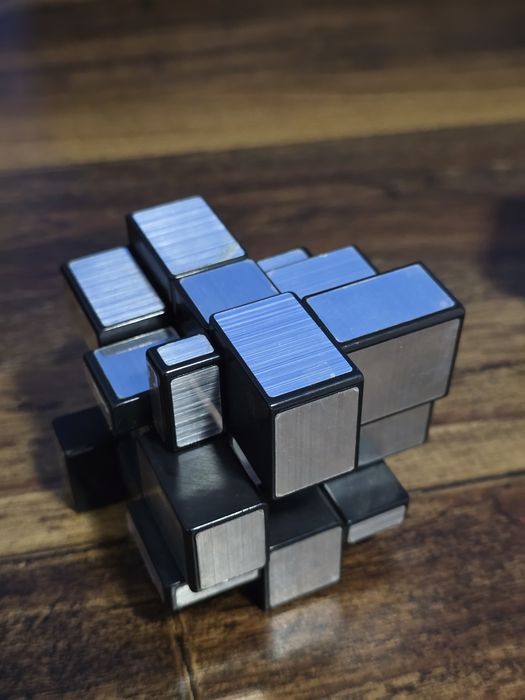 Комплект разных видов кубика рубика.