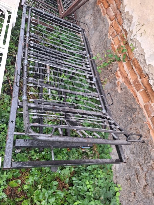 Vând paturi metalice medicale , pt bolnavi