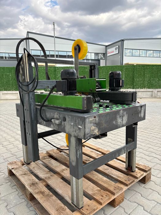 Машина за автоматично залепване на кашони с тиксо отгоре и отдолу