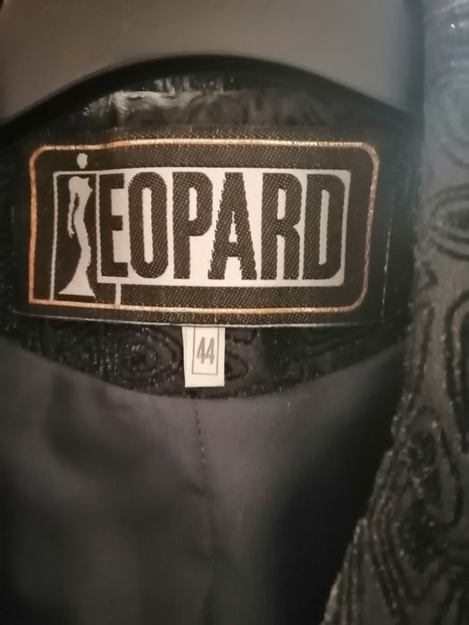 Стилно черно сако с блестящи мотиви