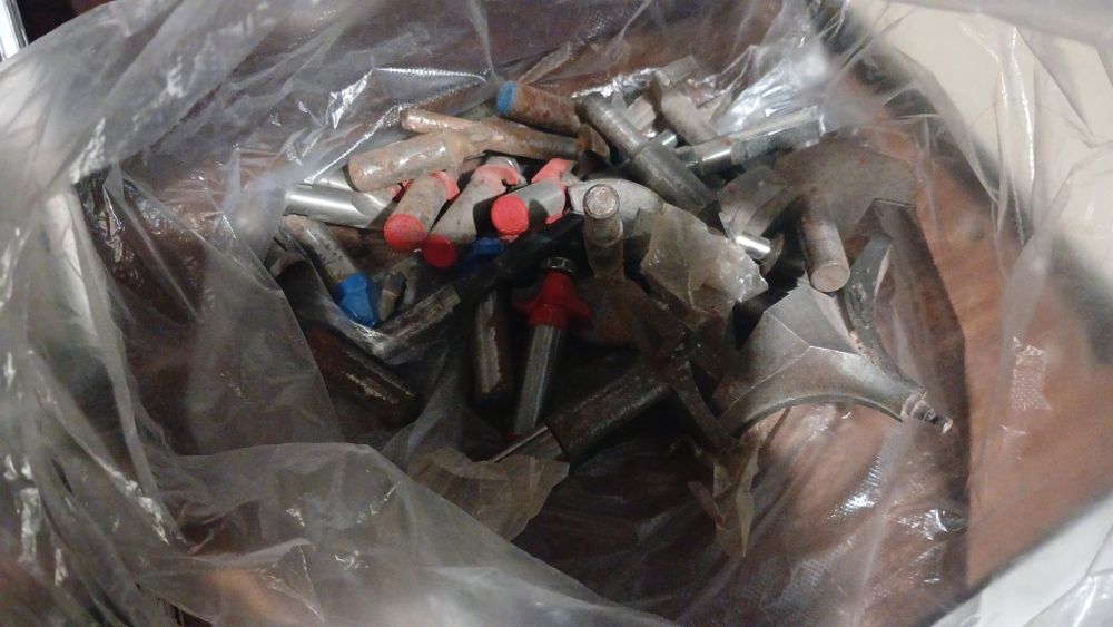 Продам фрезы цена договорная