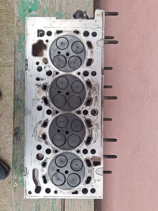 Chiuloasa, bloc motor, capac tacheti