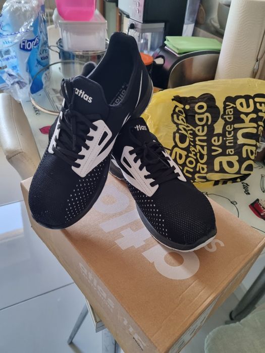 Vînd 2 perechi pantofi pentru munca  noi cu fier  în bot