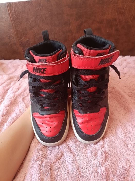 Vând adidași Nike court vision red and black
