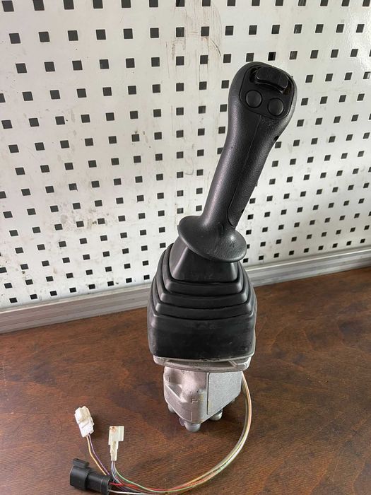 Joystick Excavator pe roti JCB