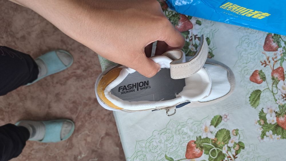 Продаю новые детские кроссовки
