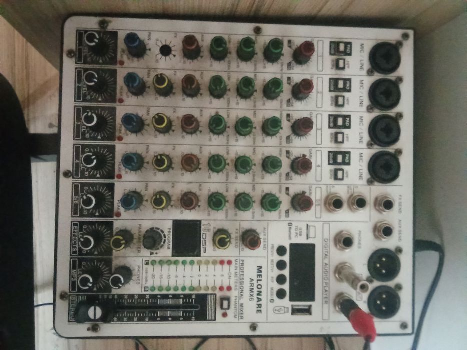 Văd 2 boxe novistar.o boxa.mackie.un mixar.melonare.ARMX6.si o statie. Novistar