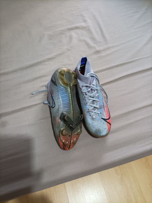 Обувки бутонки за футбол