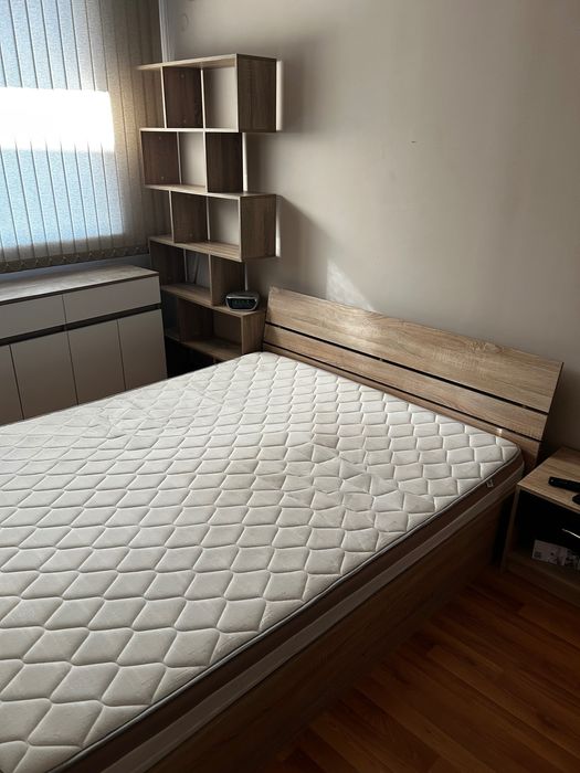 Продавам спалня с подматрачна рамка+матрак