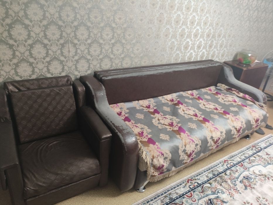 Продам диван с двумя креслами б.у