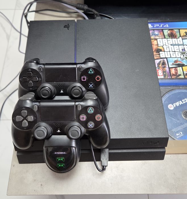 PS4 1TB + PACHET GAMING  CU TV +2 manete + statie incarcare + 4 jocuri pe cd + multe jocuri digitale descarcate!