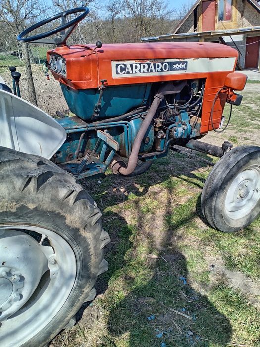 Tractor în două pistoane