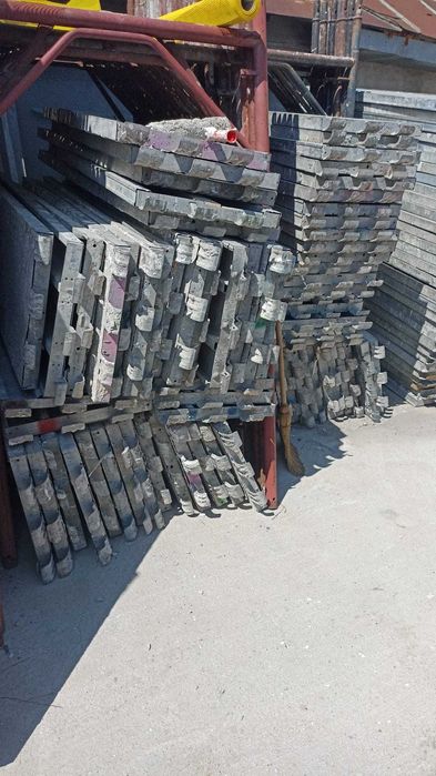 Vând popi metalici și schelă