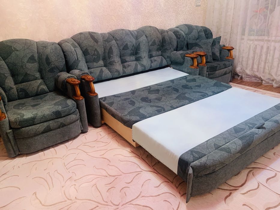 Продам уголок. Диван и две кресло.
