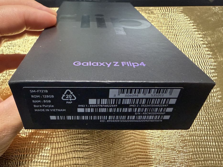 Samsung Z Flip4 display defect