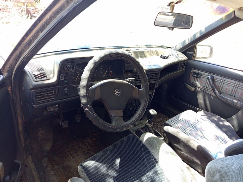 Продавам  Opel Kadett  цял за части 

1.6i, Хечбек, Употребяван, За части,