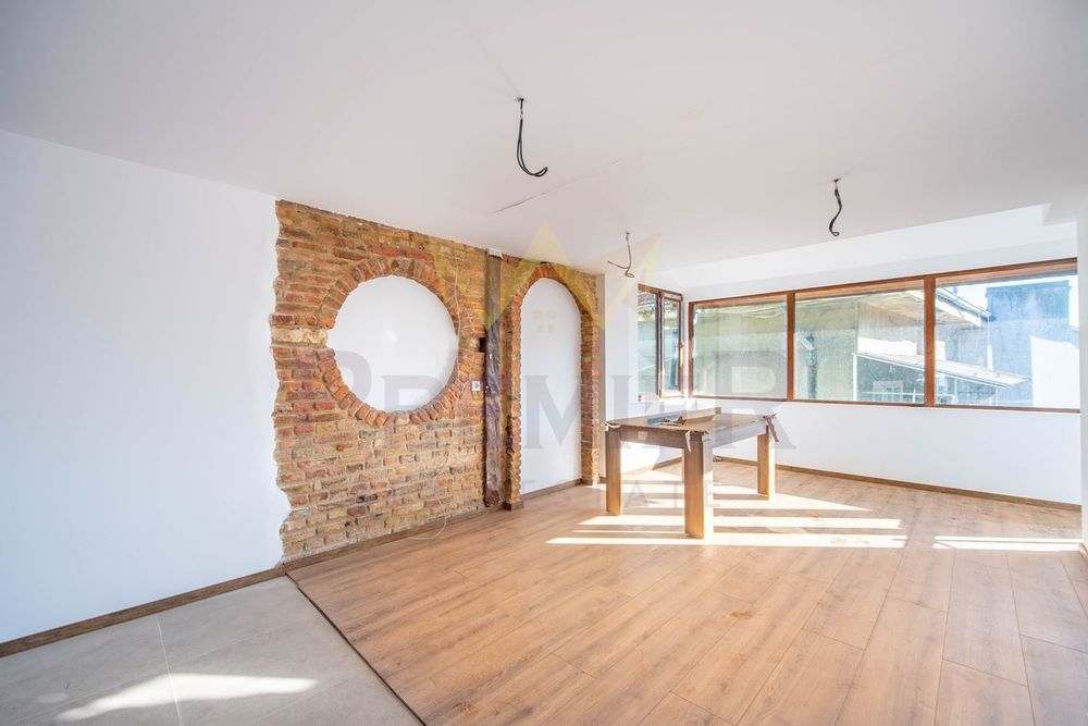 Продава се Четиристаен апартамент в Варна, Център - 214 кв.м за 2477 €/кв.м - Снимка #2