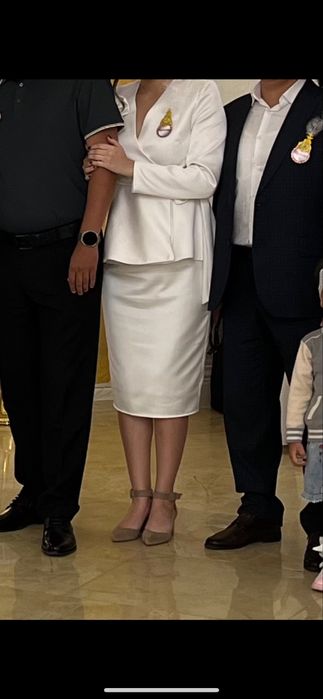 Продам белый костюм.