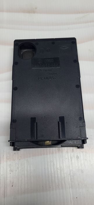 Подстаканник и динамик с сетками.