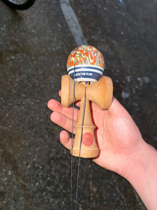 Vând kendama record plus