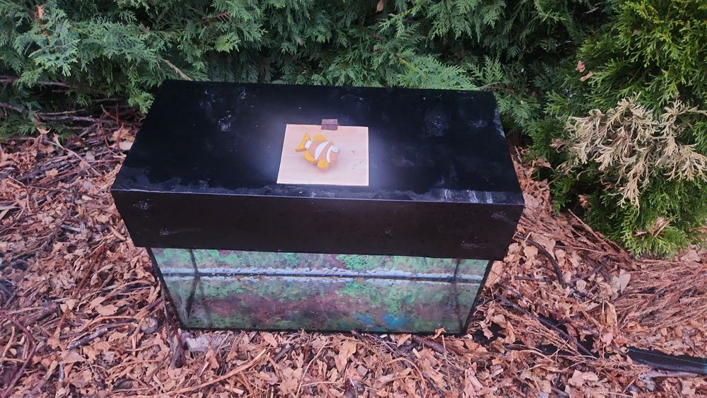 Vand Acvariu stare buna cu capac cu următoarea dimensiune 46X24X21