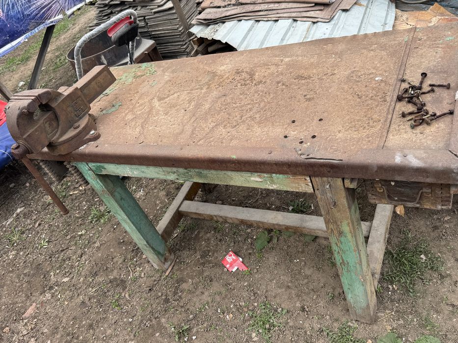 продам тиски вместе столом