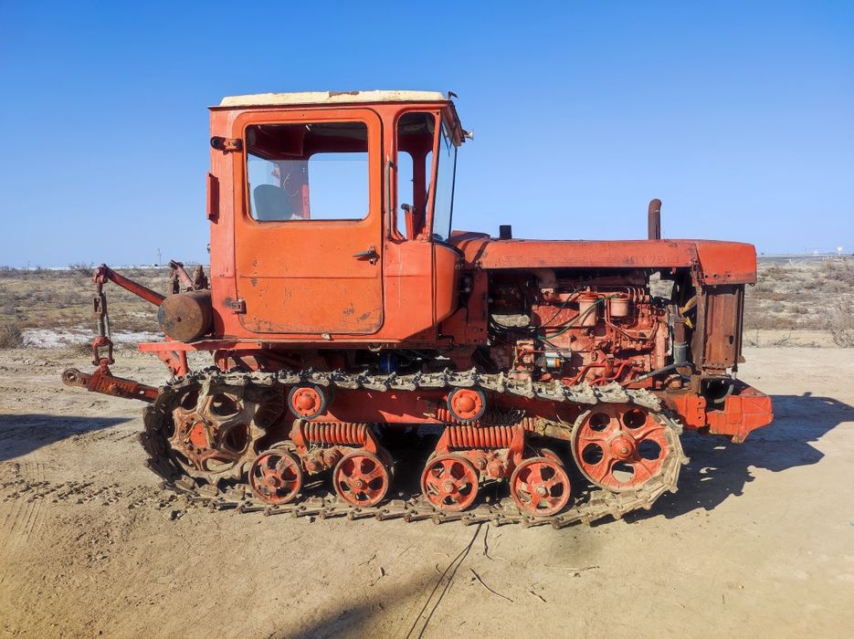 Трактор Дт-75 с плугом