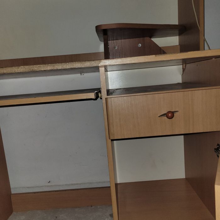 Компактно бюро с надстройка.