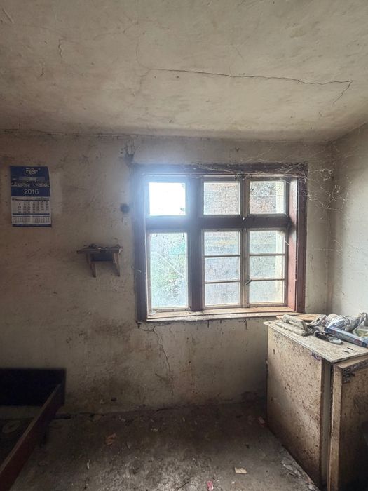 Двуетажна къща в село Челопек . Къщата е на два етажа с по три стаи на етаж , вътрешно стълбище и 700 квадрата двор. За ремонт