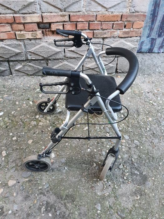 Спомагателна количка за възрастни хора